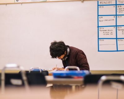 Un guide complet de la Caf pour accompagner les jeunes de 16 à 25 ans